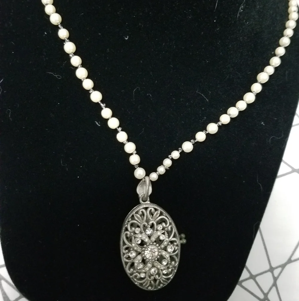 Locket - Picture 1 of 2